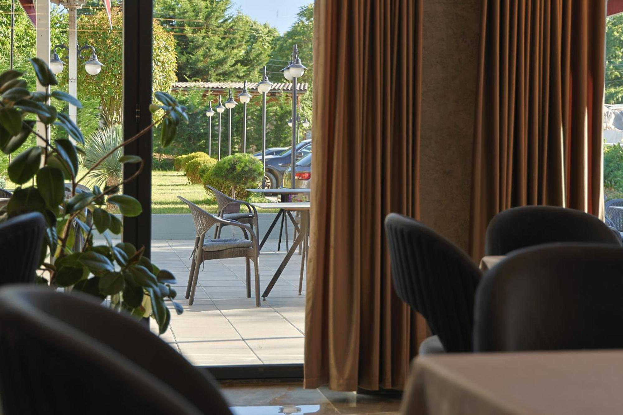 Vetus Hotel Pristina Exterior photo