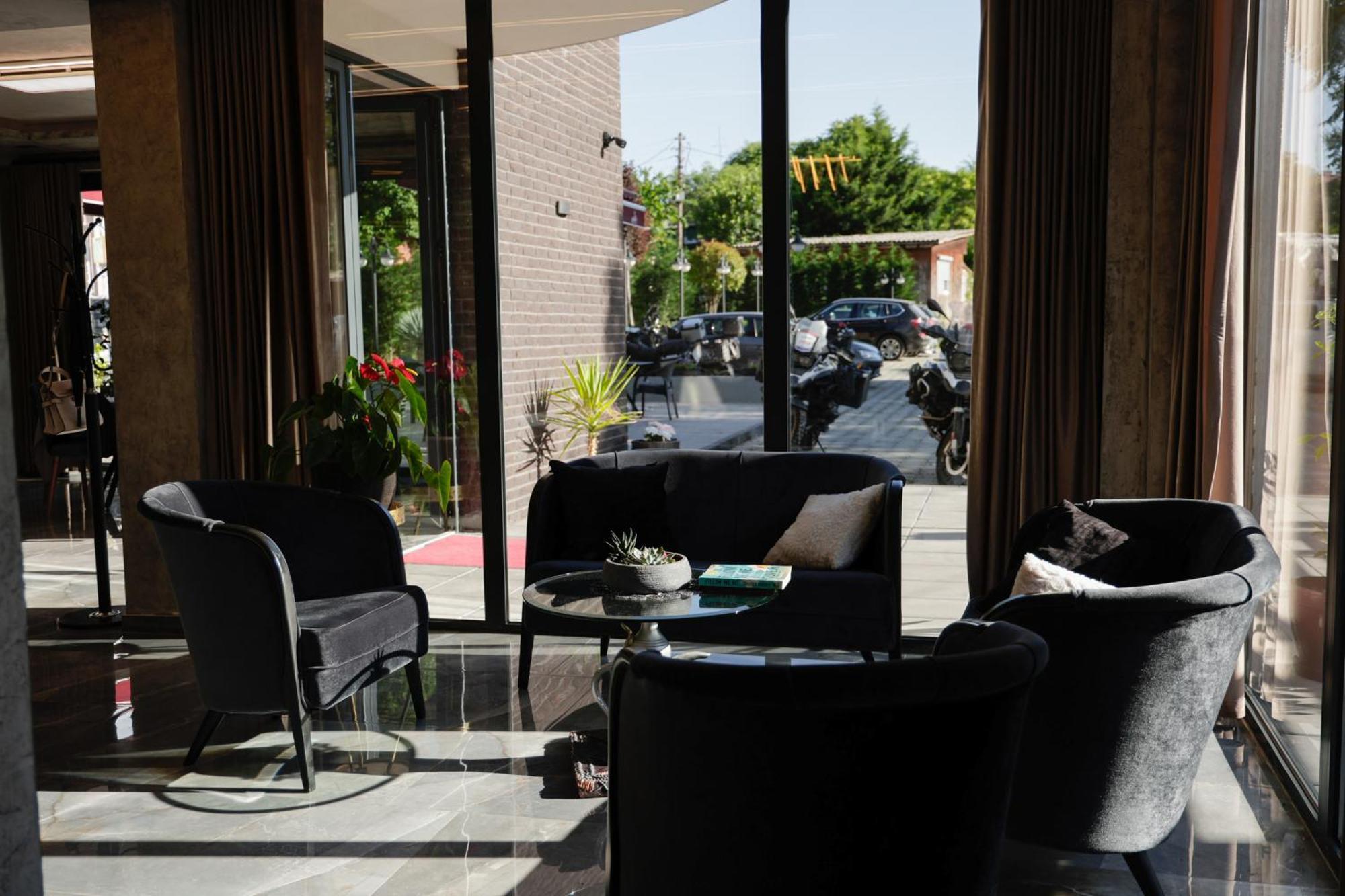 Vetus Hotel Pristina Exterior photo